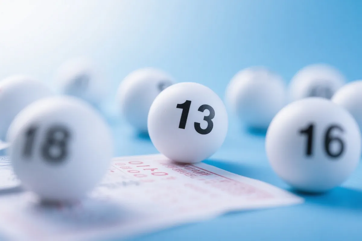 大乐透号码球与票据特写，蓝白色调，干净清爽的画面